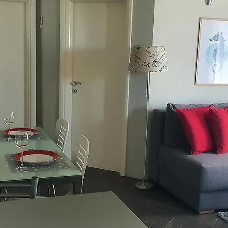 Macaklin Apartment *